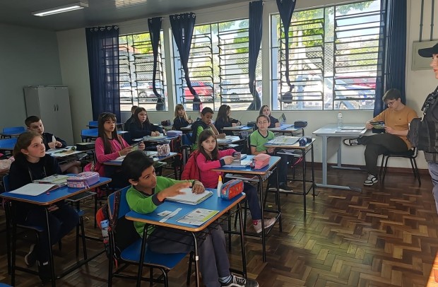 Entrega de folders informativos na EMEF Nossa Senhora Aparecida.